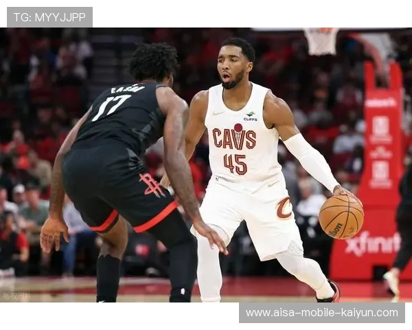 米切尔突破吸引多人包夹